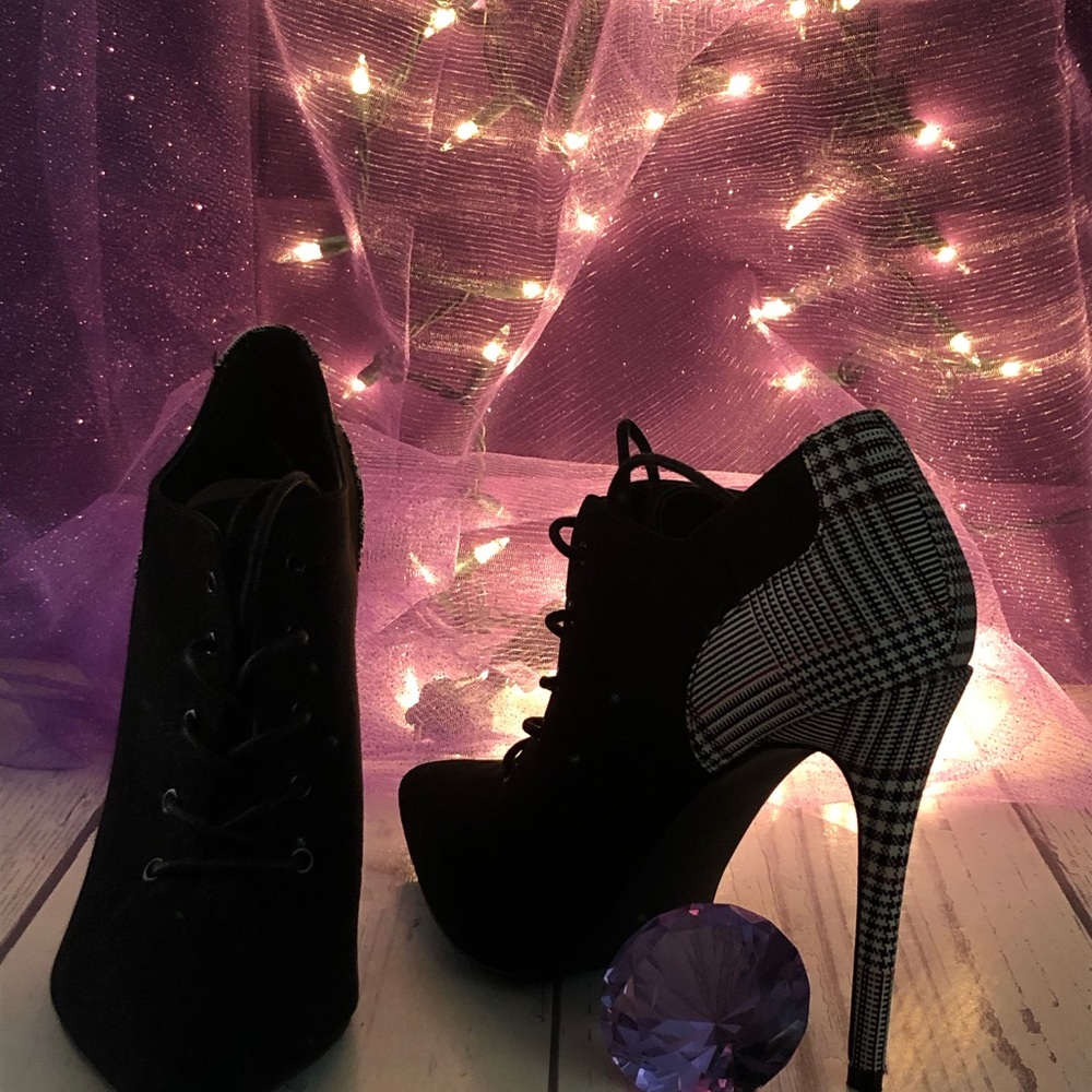 5 inch black and plaid print pointy toe shoe.